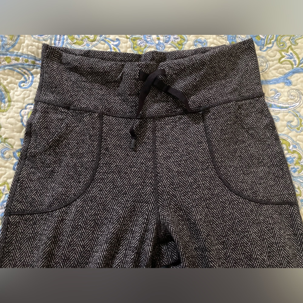 Lululemon herringbone yoga pants with pockets and drawstring wide waistband.